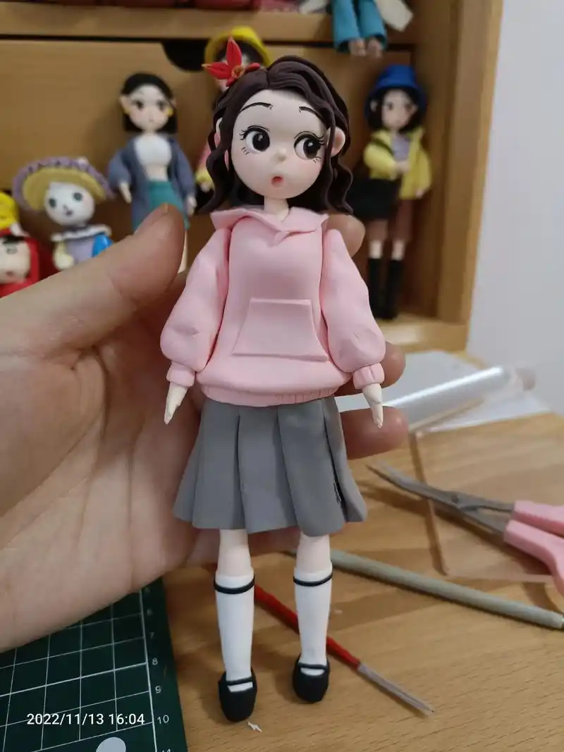 超轻粘土手工 #手工diy #手工定制 今天捏的小人儿有点 - 抖音