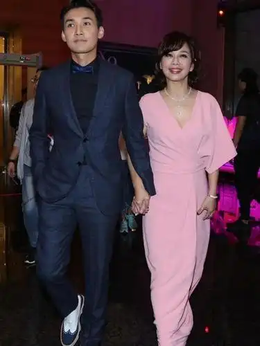 37岁张铎携45岁妻子出行,因戏生情,结婚9年无子却仍很甜蜜