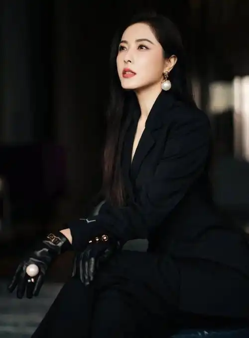 曾黎是一位非常美丽的女性她的壁纸也同样美丽