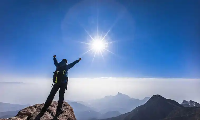 东方男性户外登山图片下载