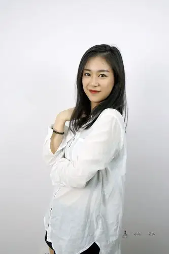 白墙前的半身照