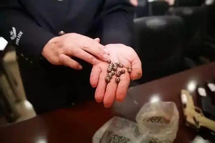 厉害了3起利用邮包走私枪支配件案被破获查得铅弹791发配件50余件