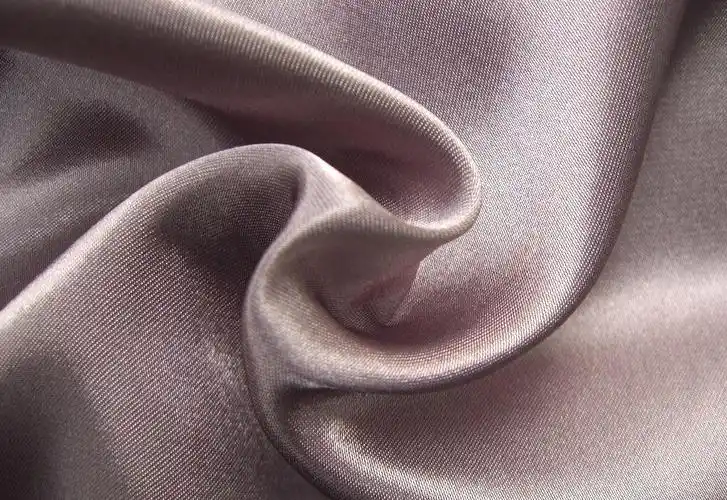 其实就是聚酯纤维,涤纶布料容易起球,材质比较偏硬,透气性比较差,夏天