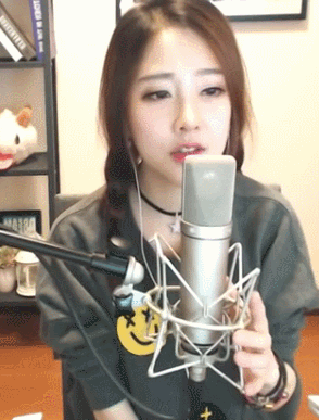 美女气质辫子唱歌gif动图_动态图_表情包下载_soogif