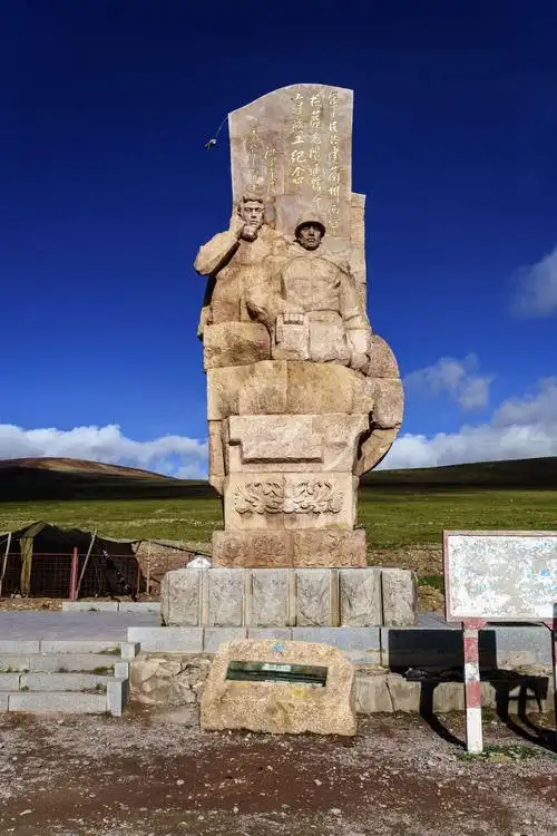 此碑为兰州-西宁-拉萨光缆干线竣工纪念碑,(国防光缆)同在唐古拉山口.