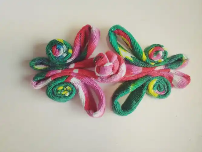 她制作的蝴蝶扣,琵琶扣,花蕾扣,双耳扣,三耳扣等十多款精美盘扣式样