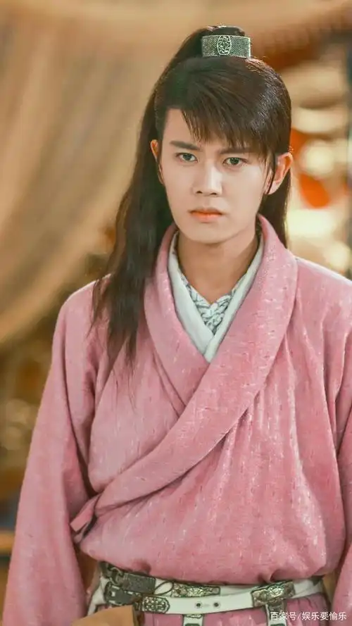 《通天狄仁杰》第一部男主戏的任嘉伦,死亡刘海 粉色外衣