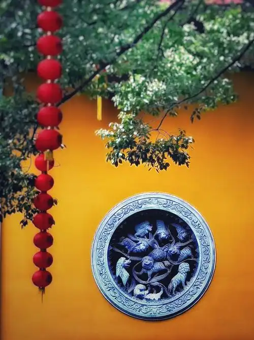 古刹黄墙挂红绸半听山雨半听禅杭州天竺法喜寺