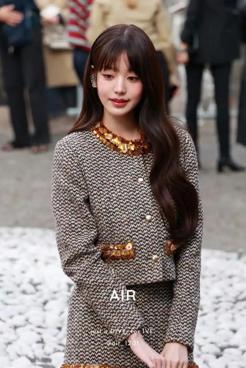 张元英身着小香风短裙亮相巴黎时装周,大长腿好瞩目, 这脸蛋,这身材