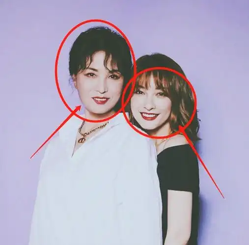 吴昕和妈妈合拍视频吴妈戴奢侈品项链超吸睛气质出众撞脸港星