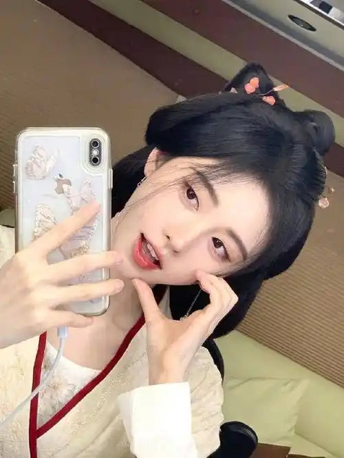 鞠婧祎《花间令》片场花絮照,脸颊比心卖萌,好甜美_剧中_演技_明星