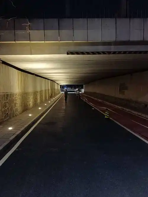 清河慢行系统夜间桥下照明需改进