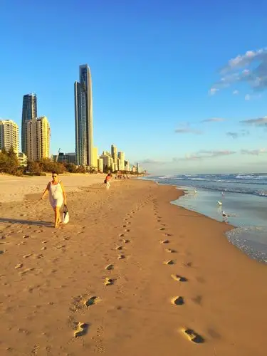 黄金海岸绵延数十公里,沙滩宽阔细如面粉,清晨金色的阳光洒在沙滩上
