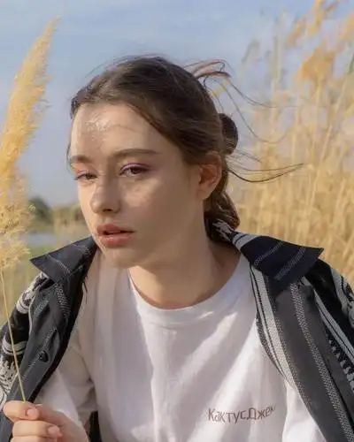 达莎拥有着极好的外形条件,自然是不用太费心如何穿衣打扮,因为她的脸