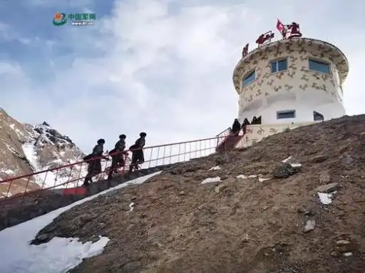 制高点海拔5400米的神仙湾哨楼距离哨所营区有108级台阶每级升高30多