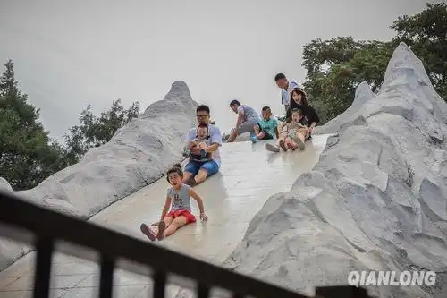 好不容易遇上久违的大晴天,陶然亭公园内的大,小雪山滑梯下游客络绎不