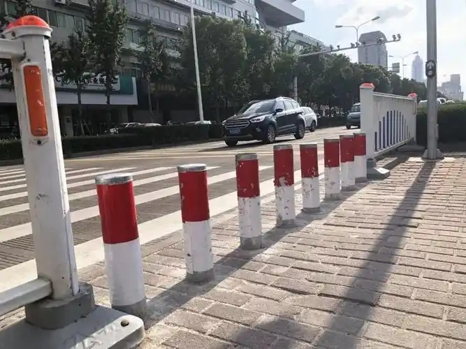 台州市区多段斑马线上隔离桩加密非机动车不可钻空子了