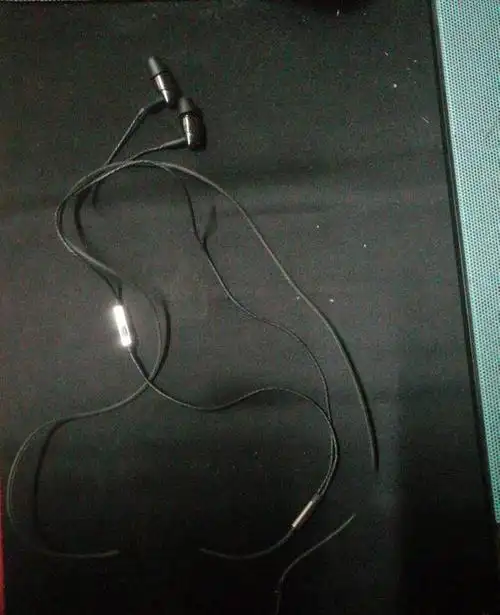 大神,麻烦p成用剪刀剪断的耳机,急用,谢谢