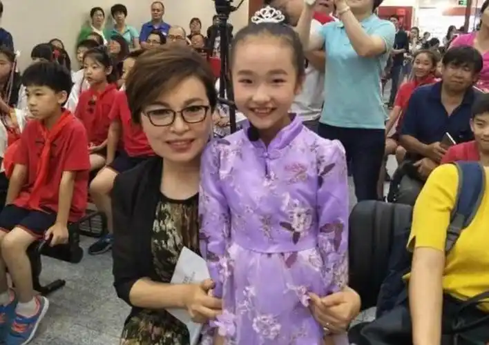 回顾主播李瑞英儿子受伤我含泪坚守岗位风光背后是泪水和心酸