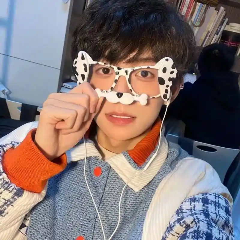 「男生头像」少年的情谊真挚而热烈