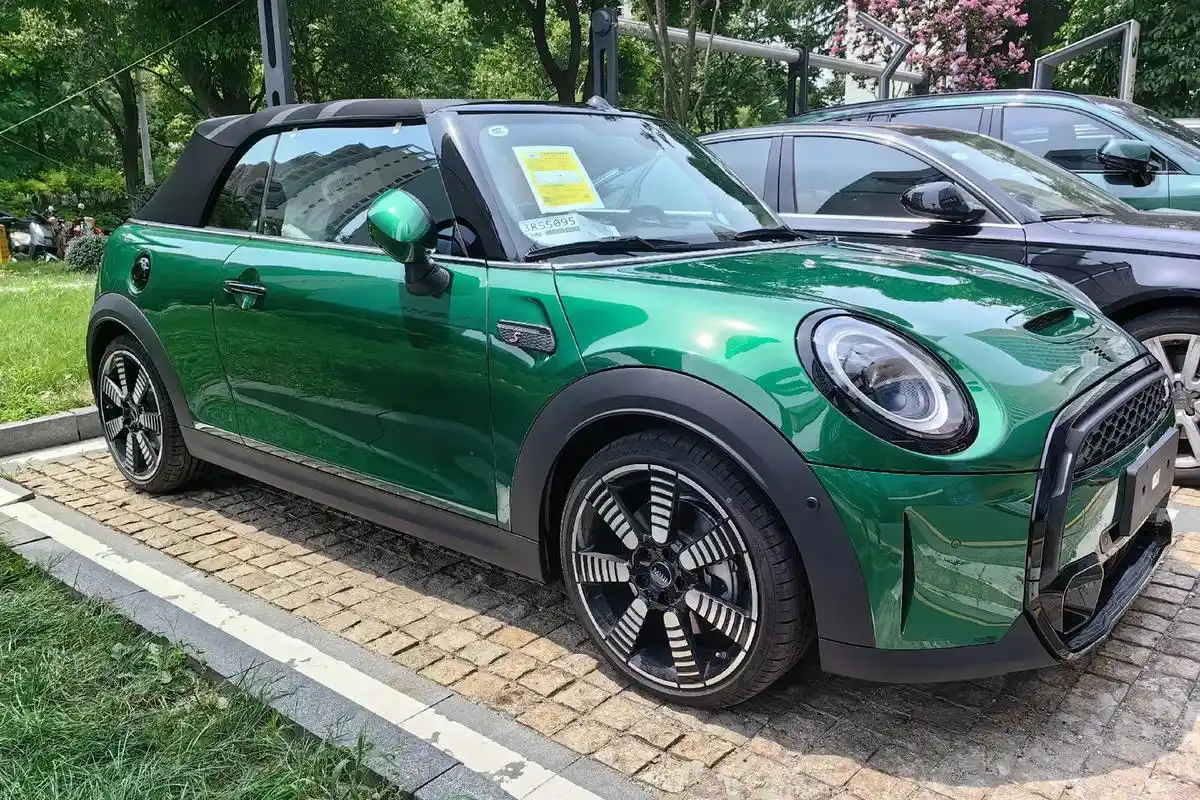 宝马mini敞篷现车,这个颜色很稀罕呀.宝马530mini敞 - 抖音