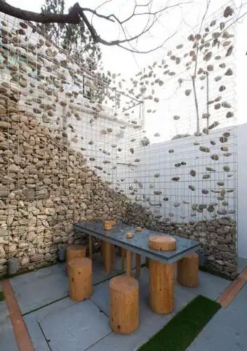 围墙除了用砖砌,用石头也是一样的,而且看起来跟景观一样的漂亮,成本