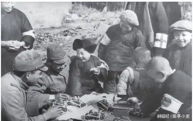 挑担打针带娃娃一组让人作呕的侵华日军摆拍的中日亲善照片