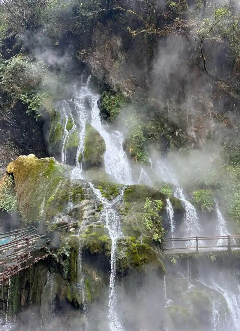 西昌螺髻山九十九里温泉瀑布