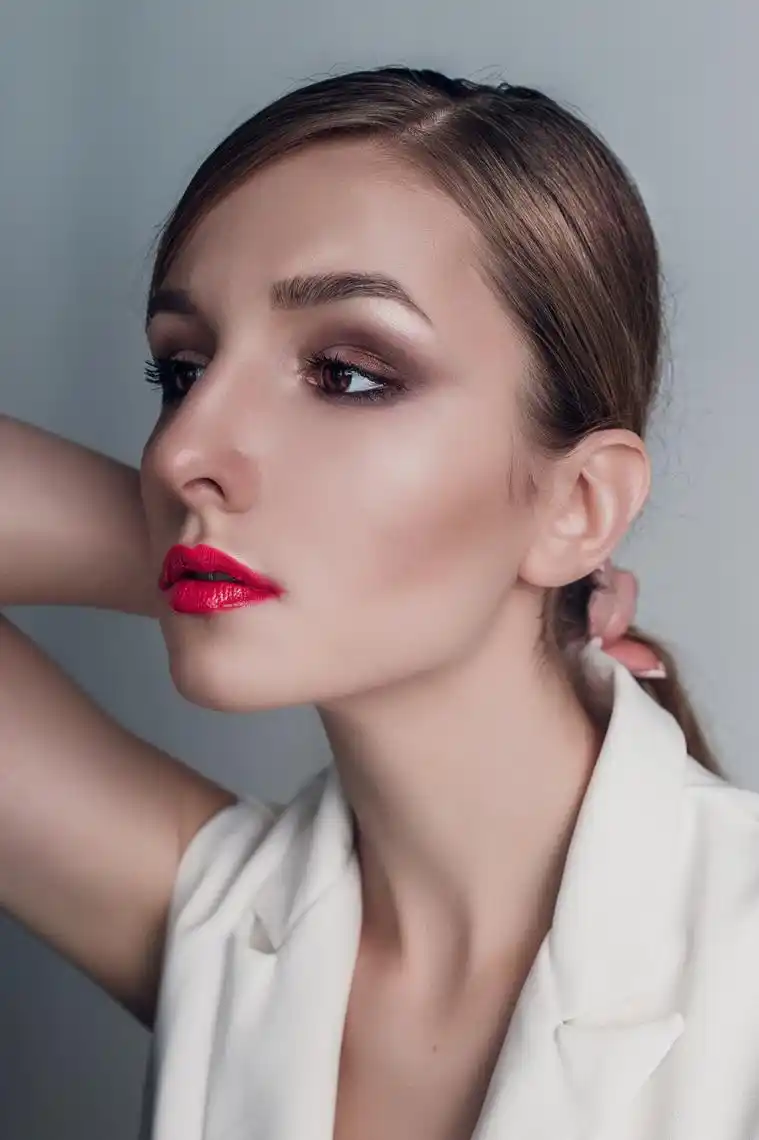 眉上加眉,妆容更显细致:学会韩式悬眉术,焕发靓丽!