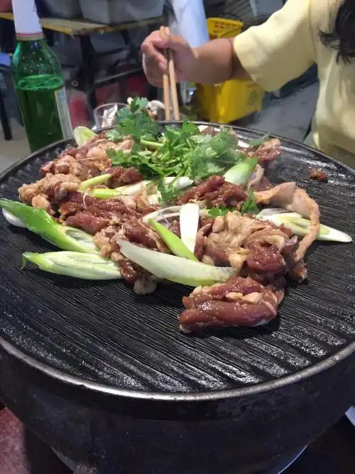 经验正宗的老北京炙子烤肉味道十分鲜美由于在胡同里所以不太好停车