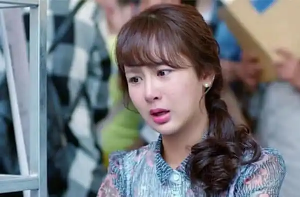 4年前凭借欢乐颂一举成名如今长发出镜温婉知性