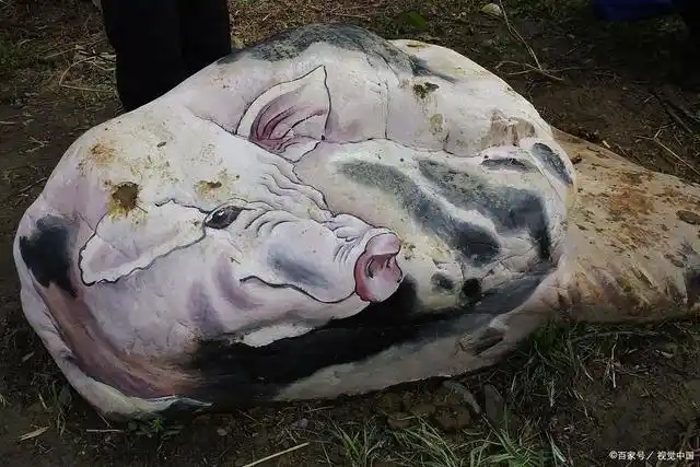 这只石头猪,将画与石头本身融合的很好