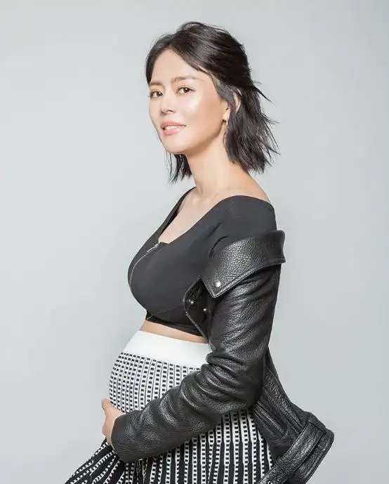 刘香慈官宣生子与富豪结婚后四年抱俩陪产现场未见老公身影