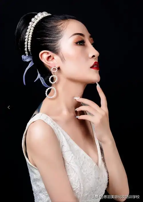 晚礼发型图片简单大气尊贵高雅的晚礼造型