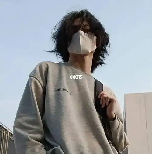 日系男生的中长发烫发增加头发的蓬松干自然随意的卷度更有凌乱感