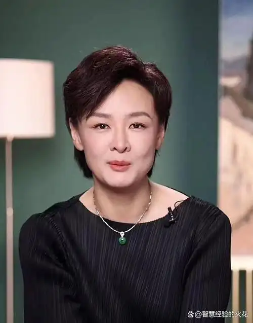 前央视主持人李小萌谈罗刹海市引争议!忙委屈回应