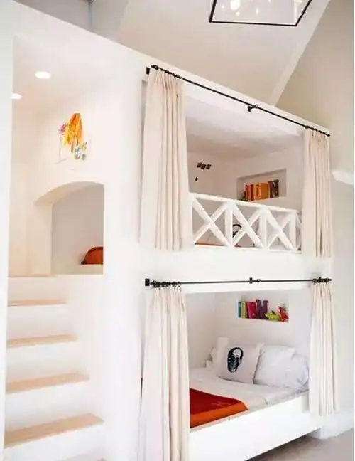 这款儿童房的上下床才用的是错落式的设计.