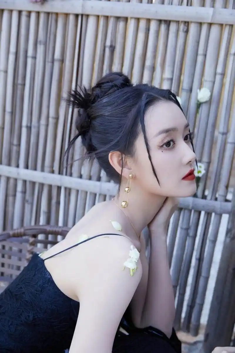 蒋依依肤白貌美大长腿