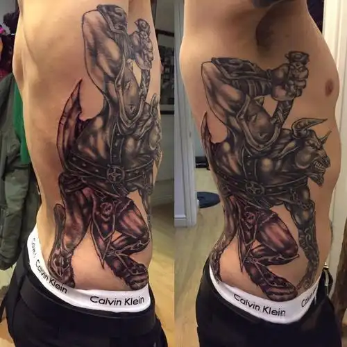 公牛图腾纹身男生侧肋上公牛图腾纹身图片