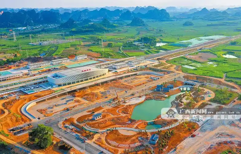 进入8月份,南崇城际铁路扶绥南站主体建筑基本完工,正全力推进站前