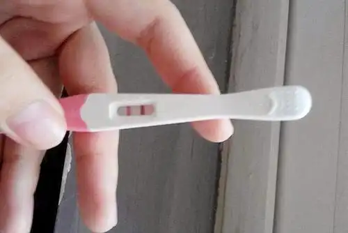 两人一拍即合,立马叫老公出门买验孕棒,丽丽一人去测试,家人们在门口