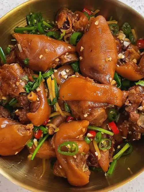 先煮后炒美味加倍的鲜辣猪蹄