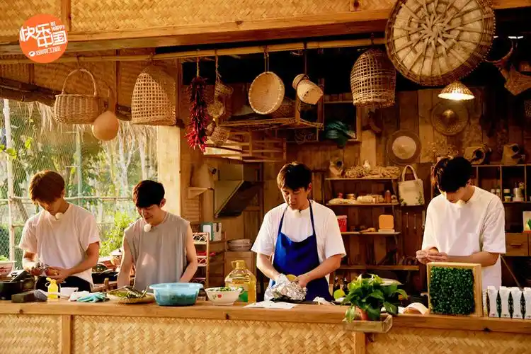 任嘉伦谭松韵许魏洲做客《向往的生活》蘑菇屋曼远泼水节新年快乐