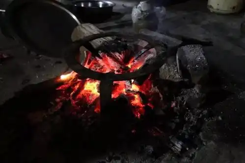 火塘里有永不熄灭的火焰和老班章茶最初的味道