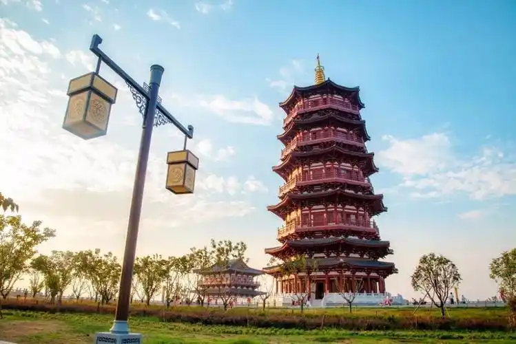 朱樱塔,是一座八角塔,五层六檐,塔四周汉白玉栏杆