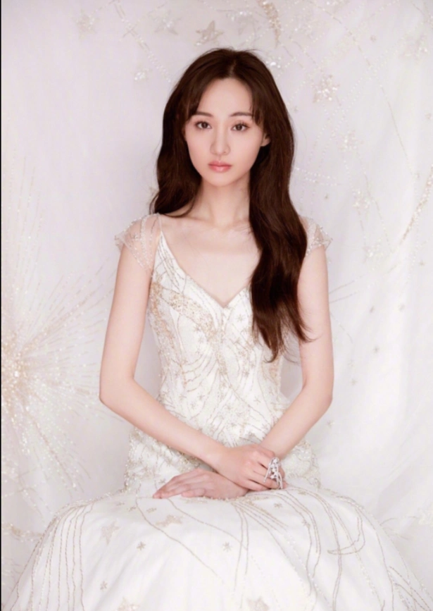 力破"变脸"传闻,郑爽穿深v粉色礼服,比当年楚雨荨更楚楚动人