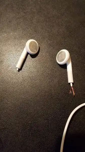 求一张苹果耳机剪断了听筒线的图片