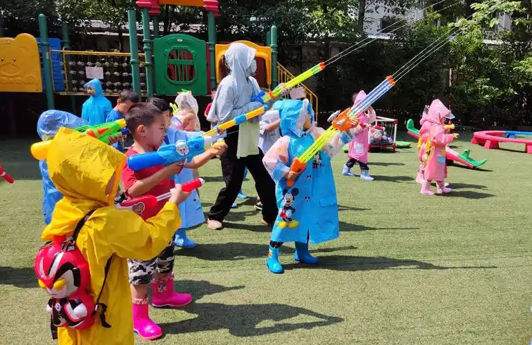 苏州市姑苏区葑门中心幼儿园小朋友玩打水枪游戏_夏日_笑声_支支