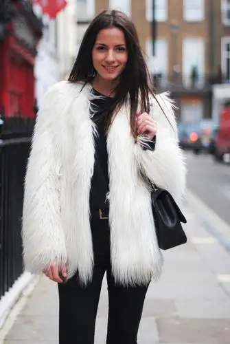 贵气的时尚皮草,搭配上紧身打底裤,非常有欧美明星气质.