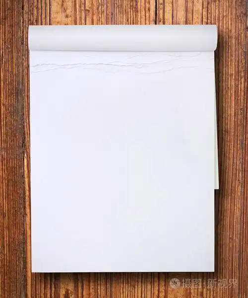 在木材上白色空白纸平板